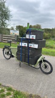 Yes! Weer een stapje duurzamer! Met een extra lange bakfiets bezorgen we vanaf nu onze groentepakketten naar onze afhaalpunten bij @thecaptainspantry en @hartvanspaarndam.
Vandaag was de eerste bezorgrit en gelijk een goede test! Met een geschat gewicht van ongeveer 75 kg fietst ie nog soepel. Supertof, want dat betekent dat ons bestelbusje weg kan!
Met dank aan @tmannetje. Wij kiezen voor een verlengde electrische #bullitbike van @larryvsharry. Nu nog een bak erop bouwen voor speciaal vervoer!
#lastmiledelivery #ebikelife #toekomstvast #groentepakket
